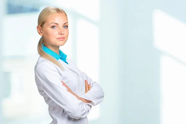 Läkare kvinna i medicinsk klänning — Stockfoto