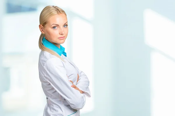 Läkare kvinna i medicinsk klänning — Stockfoto