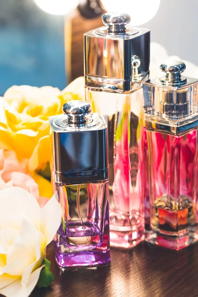 Udvalg af parfumeflasker - Stock-foto