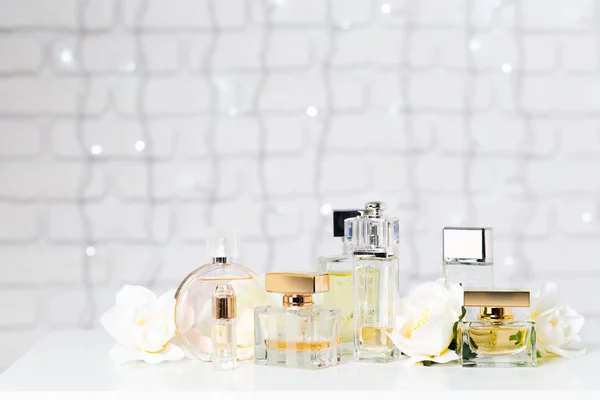 Selectie van parfumflesjes — Stockfoto