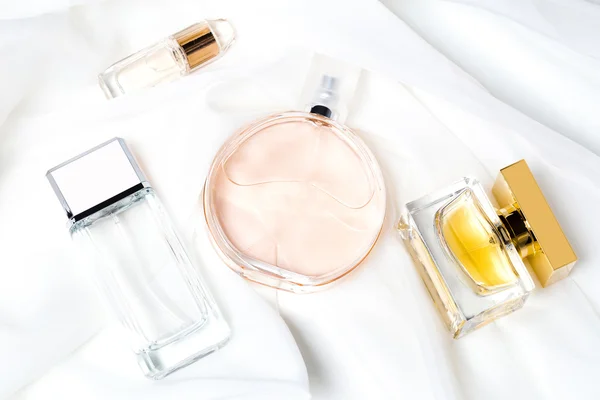 Seleção de frascos de perfume — Fotografia de Stock