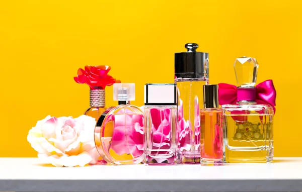 Выбор парфюмерных бутылок — стоковое фото