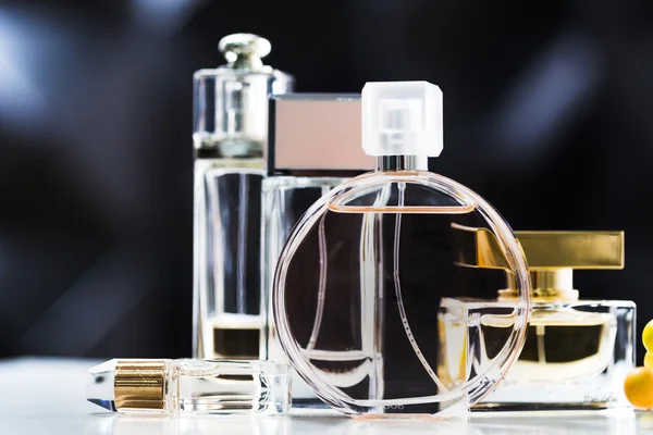Auswahl an Parfümflaschen — Stockfoto