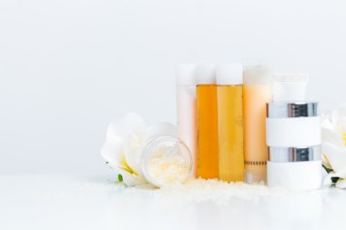 Spa kompozisyon ve tedavileri hafif ahşap arka plan üzerinde yakın çekim