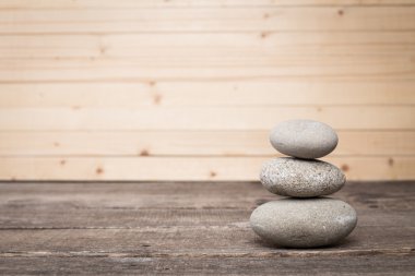 Tahta arka planda spa taşları