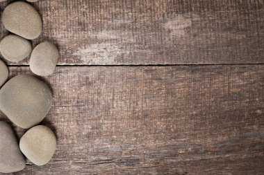 Tahta arka planda spa taşları