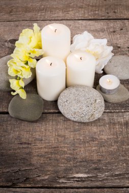 mum ve ahşap arka plan üzerinde taşlar