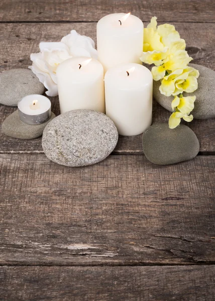 Vela y piedras sobre fondo de madera — Foto de Stock