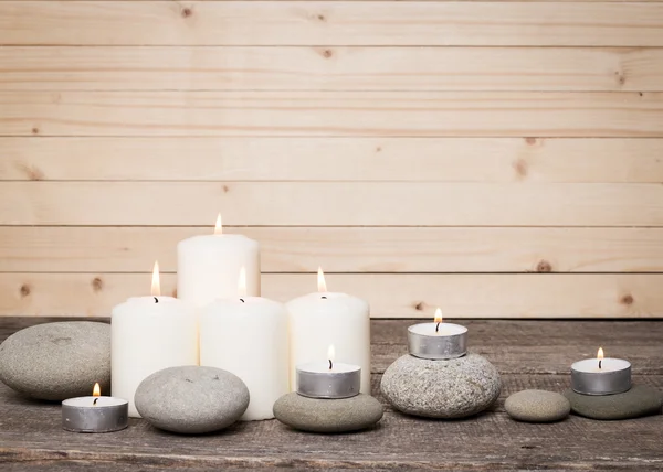 Vela y piedras sobre fondo de madera — Foto de Stock