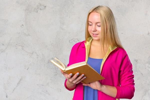Nastolatka dziewczyny czytanie książki — Zdjęcie stockowe