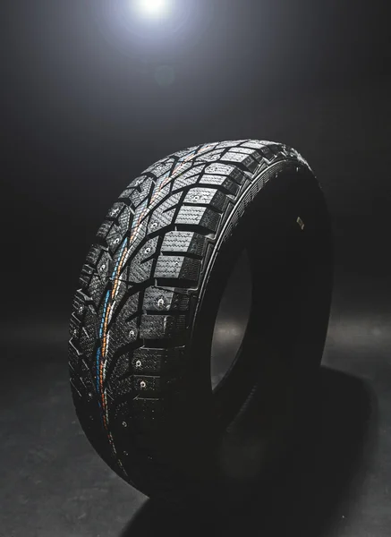 Neumático negro en estudio —  Fotos de Stock