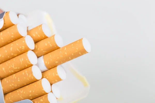 Cigareta izolovaných na bílém pozadí — Stock fotografie