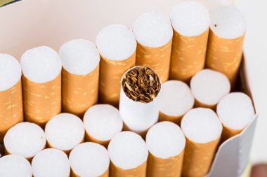 Beyaz bir arka plan üzerinde izole Sigara