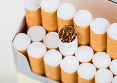 Beyaz bir arka plan üzerinde izole Sigara