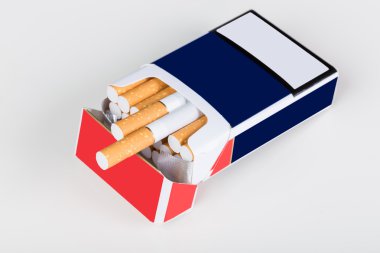 Sigara paketini açın