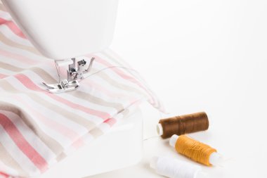 Dikiş atma aşamasında dikiş.