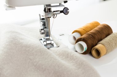 Dikiş atma aşamasında dikiş.