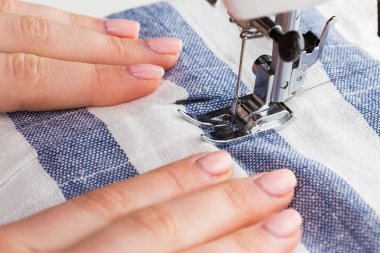 Kadınların elleri arkasında onun dikiş