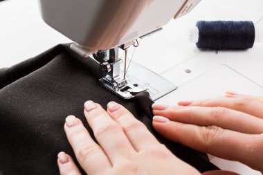 Kadınların elleri arkasında onun dikiş