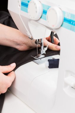 Kadınların elleri arkasında onun dikiş