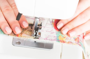 Kadınların elleri arkasında onun dikiş