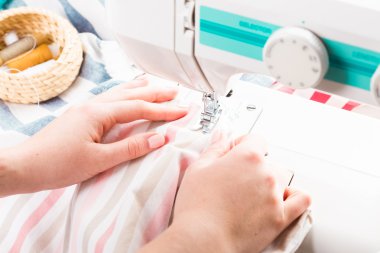 Kadınların elleri arkasında onun dikiş