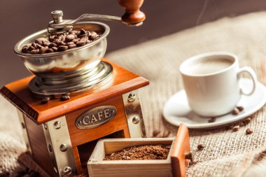 Kahve fincanı ve kahve çekirdeği.