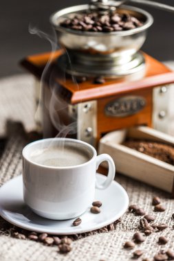 Kahve fincanı ve kahve çekirdeği.