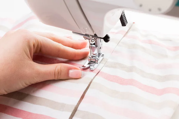 Proses menjahit dalam fase overstitching — Stok Foto