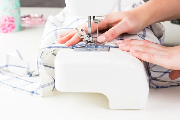 Vrouwen handen achter haar naaien — Stockfoto