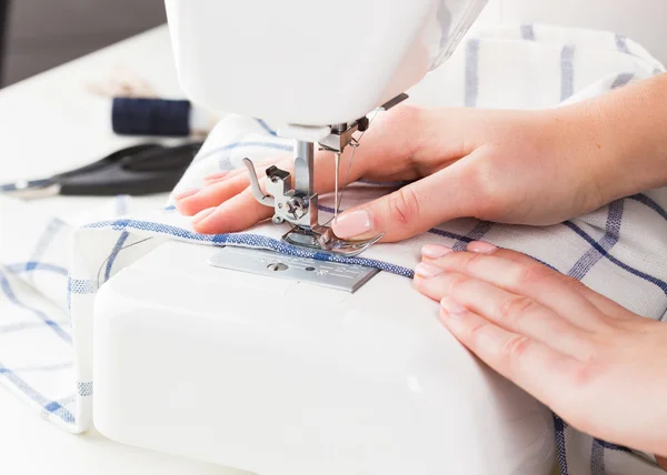 Женские руки за шитьем — стоковое фото