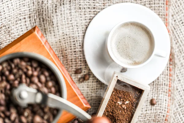 Xícara de café e grãos de café — Fotografia de Stock