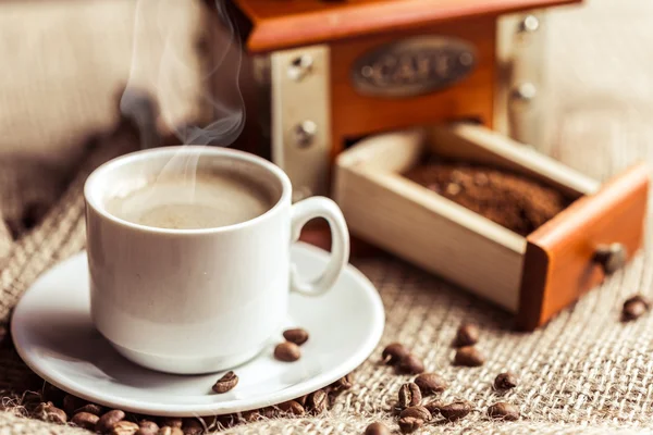 Xícara de café e grãos de café — Fotografia de Stock