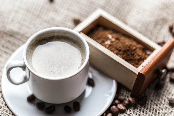 Taza de café y granos de café — Foto de Stock