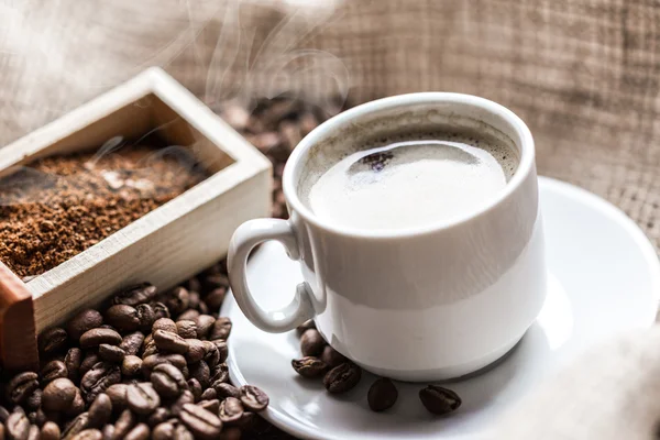 Taza de café y granos de café — Foto de Stock