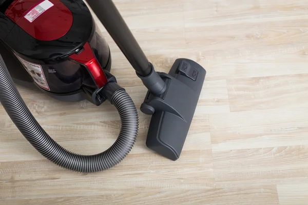 Elektrik süpürgesi yerde.