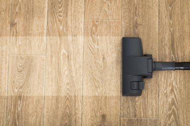 Elektrik süpürgesi yerde.