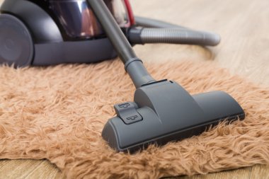 Elektrik süpürgesi yerde.