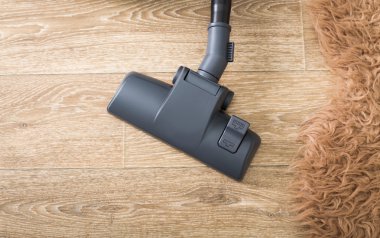 Elektrik süpürgesi yerde.