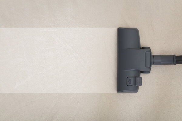 пылесос на полу