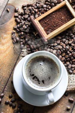 Kahve fincanı ve kahve çekirdeği.