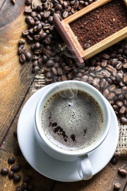Kahve fincanı ve kahve çekirdeği.