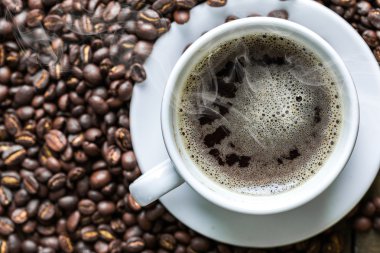 Kahve fincanı ve kahve çekirdeği.