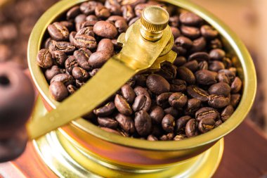 Sıcak kahve kahve çekirdekleri, Kahve değirmeni ve kahve çekirdekleri çanta buğulaması Kupası