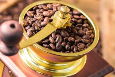 Sıcak kahve kahve çekirdekleri, Kahve değirmeni ve kahve çekirdekleri çanta buğulaması Kupası