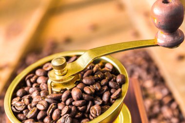 Sıcak kahve kahve çekirdekleri, Kahve değirmeni ve kahve çekirdekleri çanta buğulaması Kupası