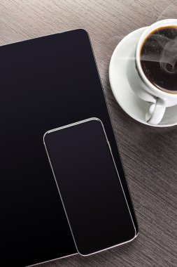 Bir fincan dekore edilmiş kapuçino ve akıllı telefon