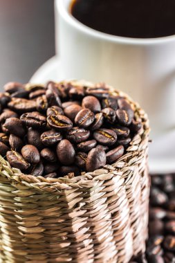 Kahve fincanı ve kahve çekirdeği.