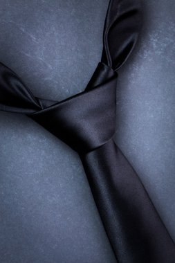 Adamın kravat koyu arka plan üzerinde