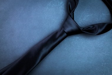 Adamın kravat koyu arka plan üzerinde